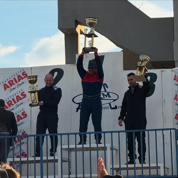 Franco Vallejos y la felicidad después de ganar la carrera del TP 1.100. A su lado Martín Jones y Juan Cruz Centeno.