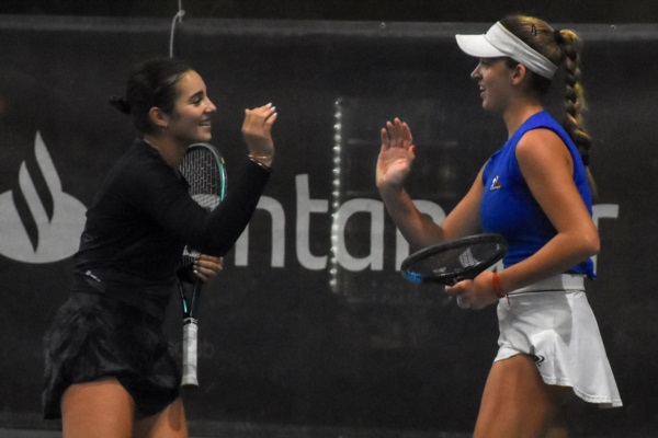 La alegría de Justiina Lassaga y Camila Markus al lograr un punto ante las favoritas de dobles (Sergio Esparza/Jornada Medios).