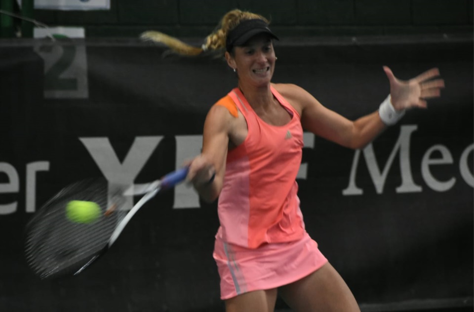 "Vito" Bosio luchó el primer set y lo resolvió mejor en el segundo ante Lourdes Ayala (Foto: Norman Evans/Jornada Medios).