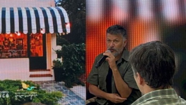 Marco Aurelio Vilches durante su exposición en la Feria del Libro de Buenos Aires 2025.