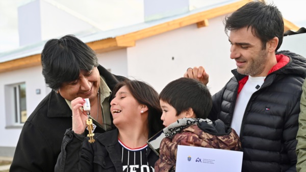El sueño del techo propio concretado en la feliz propietaria.