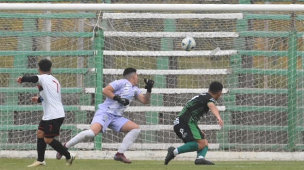 Barra la tomó de sobrepique y clavó un golazo. (Foto: Sergio Esparza/Jornada).