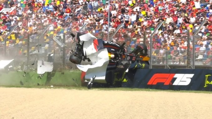 Apenas empezaba la Q1, Tsunoda perdió el control, voló por el aire y chocó contra el muro. Milagrosamente salió caminando.