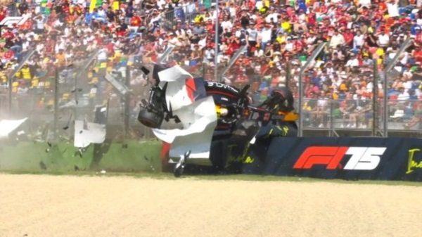Apenas empezaba la Q1, Tsunoda perdió el control, voló por el aire y chocó contra el muro. Milagrosamente salió caminando.