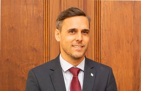 El contador Asnaghi prepara las valijas para viajar a Chubut.