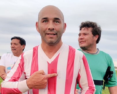 "Coné" con la blanquirroja de El Porvenir, su equipo de veteranos.
