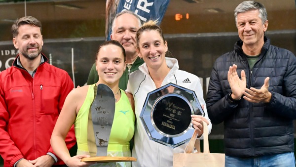 La campeona Capurro y la subcampeona Bosio con sus trofeos. (Foto: Daniel Feldman/Jornada).