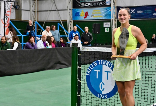 Martina Capurro y su primer trofeo en canchas duras. (Foto: Daniel Feldman/Jornada).