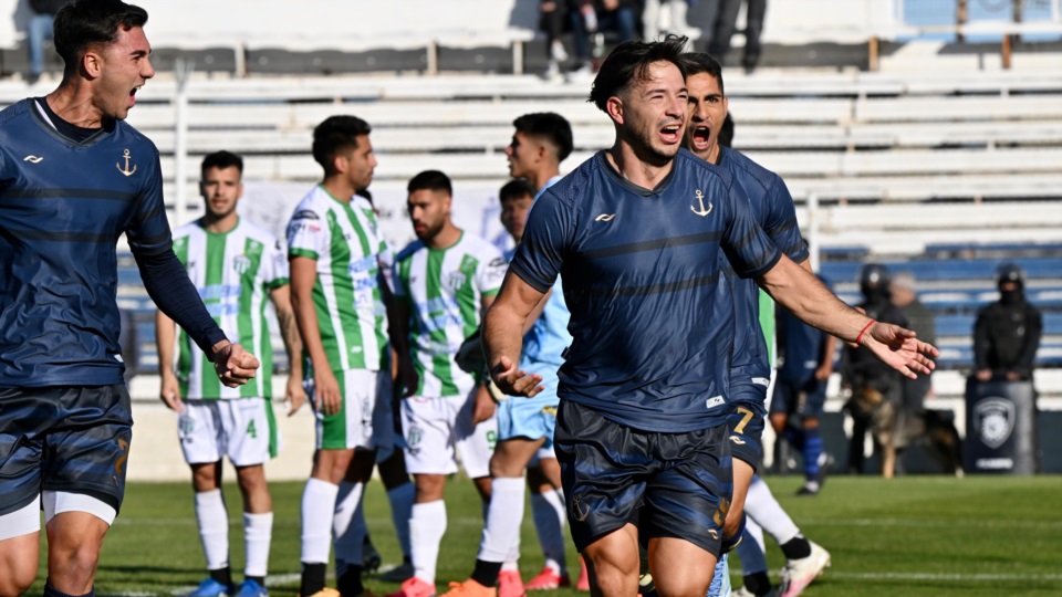 Matías Persia anotó el 1-0 de Brown. Foto: Daniel Feldman/Jornada Medios. 