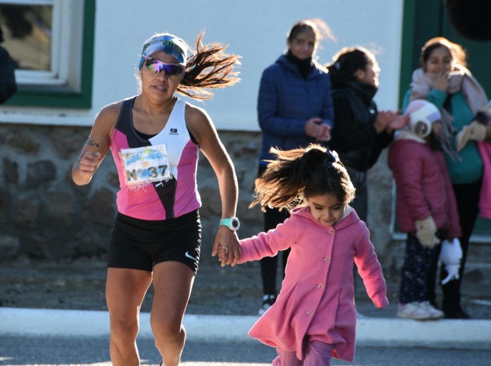 Adriana Millaguala y su compañera de llegada, su hija Delfina (Norman Evans/Jornada Medios).
