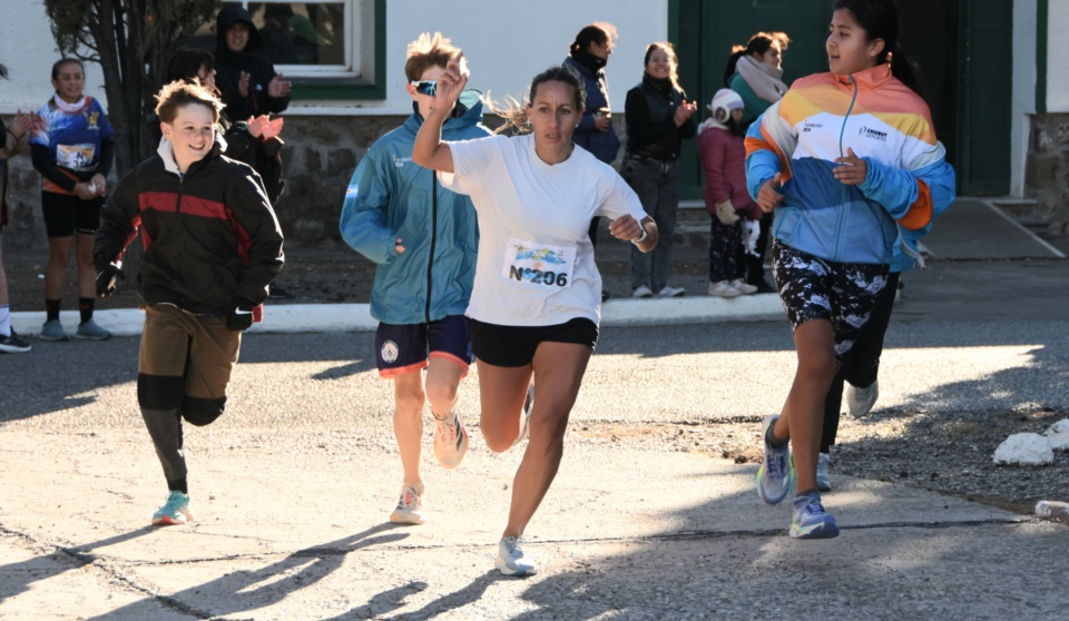 "Flor" Thomas escoltada en la llegada por sus alumnos de la Escuela Municipal (Norman Evans/Jornada Medios).