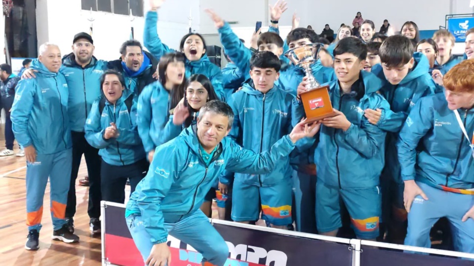 El titular de Chubut Deportes, Milton Reyes, parte de su equipo y atletas.