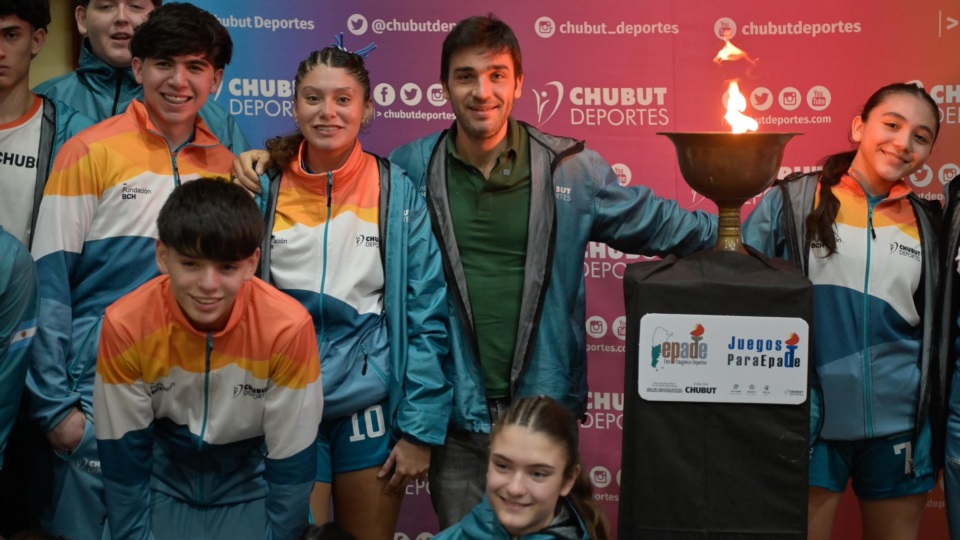 Torres posteó una foto de la despedida. Ahora, los felicitó.