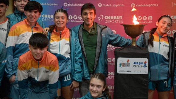 Torres posteó una foto de la despedida. Ahora, los felicitó.
