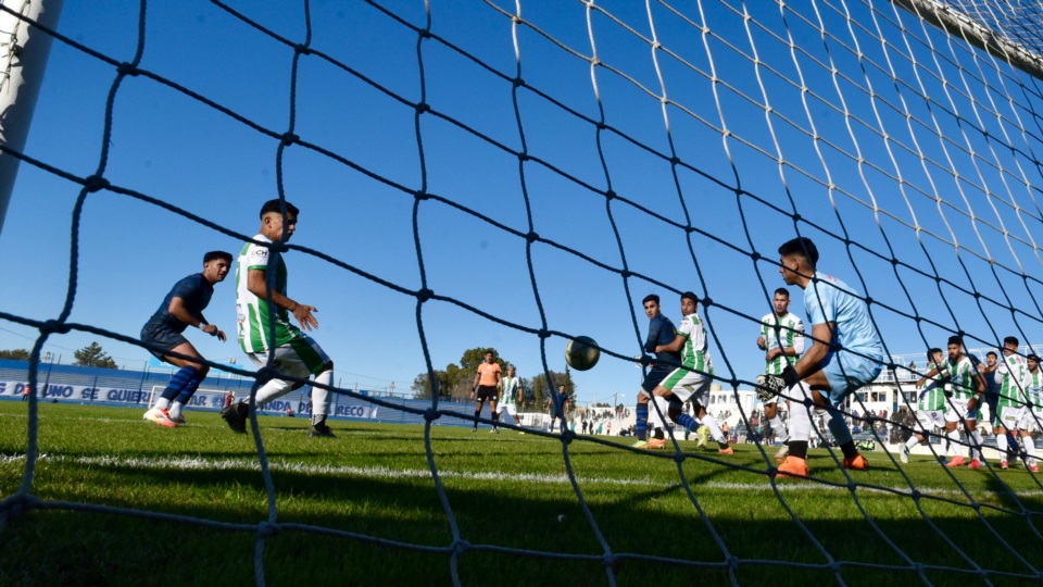 El segundo gol de Germinal, obra de Martín González, desde la red.  Foto: Daniel Feldman/Jornada Medios.