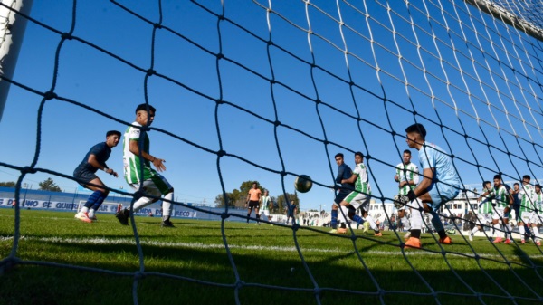 El segundo gol de Germinal, obra de Martín González, desde la red.  Foto: Daniel Feldman/Jornada Medios.