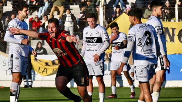 Rivero festeja su gol de chilena en el triunfo 2-1 sobre All Boys. Foto: Daniel Feldman/Jornada Medios.