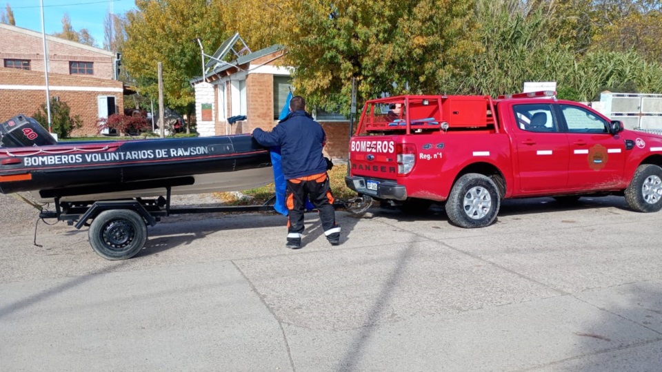 Bomberos  Voluntarios colaboran en la búsqueda por agua de Emanuel. 