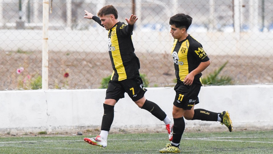 Renzo Sastre, autor de un doblete en la victoria 3-2 ante Defensores del Parque. Foto: Mariano Di Giusto/Jornada Medios.