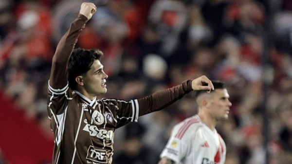Vicente Taborda no desaprovechó la chance y pone las cosas 1-0 a favor de Platense. (Foto: TV).