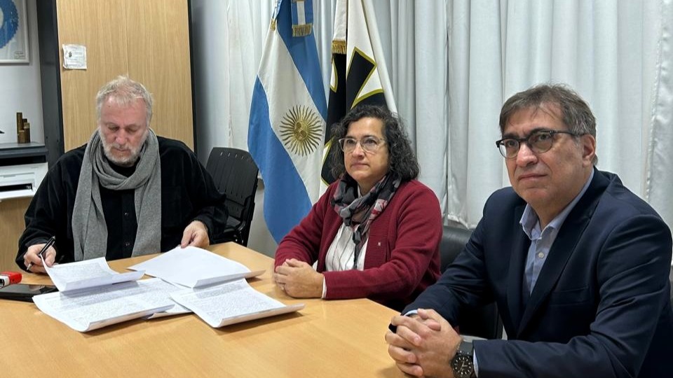 Monesterolo, Bohn y Raidán en la firma del convenio. 