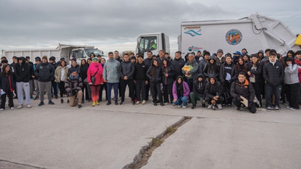 Alumnos, docentes y directivos de la Escuela N° 185 del Área 12 fueron los primeros en realizar la experiencia.