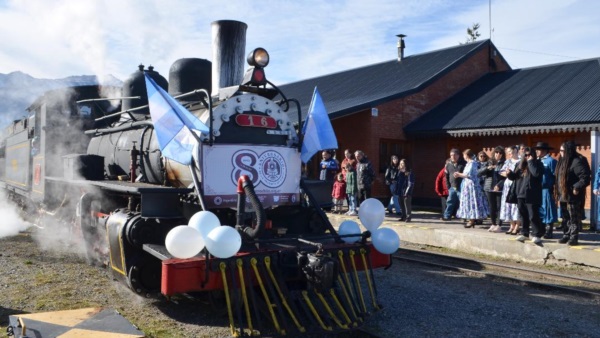 La locomotora con la bandera nacional a su llegada a la estación..