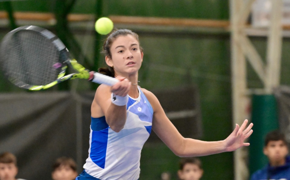 Camila Romero tuvo chances pero no pudo con la experiencia de Bosio. (Foto: Daniel Feldman/Jornada).
