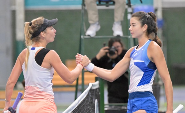 El saludo de "Vito" Bosio y Camila Romero luego de un intenso duelo. (Foto: Daniel Feldman/Jornada).