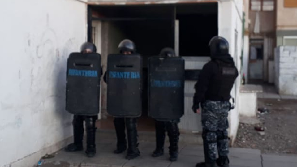 Personal de Infantería en uno de los allanamientos.