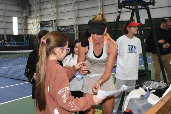 Como todos los días en Trelew,  Bosio firmó autógrafos. (Foto: Norman Evans/Jornada).