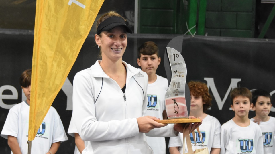 Bosio con su trofeo. Primer título del año para la venadense. (Foto: Norman Evans/Jornada).