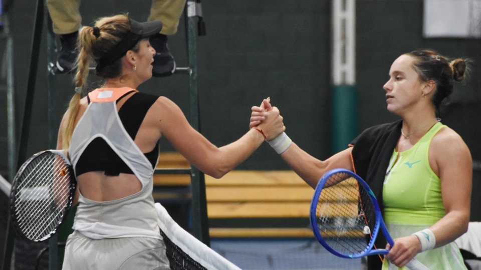 El saludo de dos gladiadoras. (Foto: Norman Evans/Jornada).