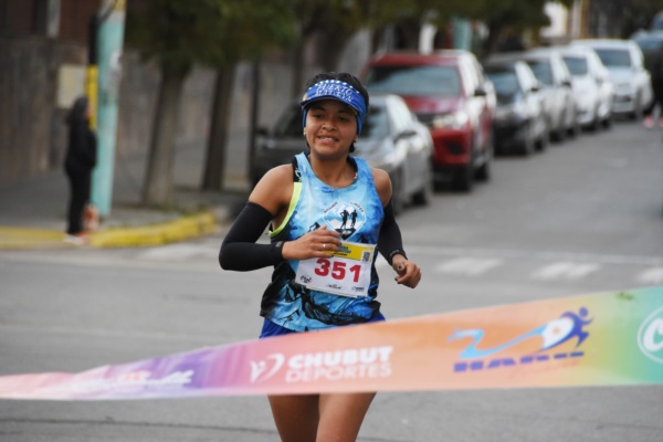 La madrynense Natalia Davalo terminó cuarta en la general femenina de 5 kilómetros (Norman Evans/Jornada Medios).