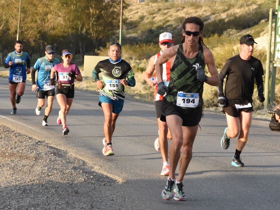 Ricardo Ruiz, el "Colo" Diego Salazar y Edgardo Ivanoff refugian en el pelotón a la primera dama de 21k, Yanina Solís (Norman Evans/Jornada Medios).