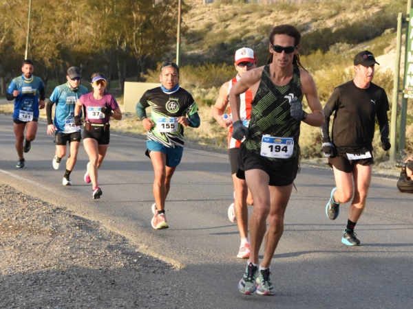 Ricardo Ruiz, el "Colo" Diego Salazar y Edgardo Ivanoff refugian en el pelotón a la primera dama de 21k, Yanina Solís (Norman Evans/Jornada Medios).