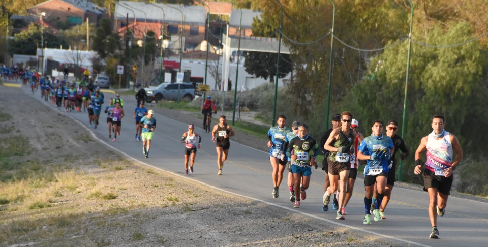 El "Chino" Martin Rodríguez encabeza la larga fila india en la primera parte de carrera (Norman Evans/Jornada Medios).