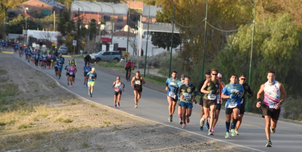 El "Chino" Martin Rodríguez encabeza la larga fila india en la primera parte de carrera (Norman Evans/Jornada Medios).