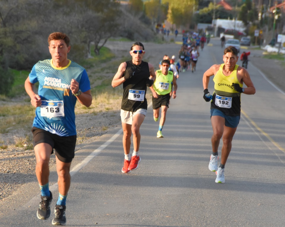  Daniel González, Esteban Barriento, Hugo Ríos y Luis Vulcano en la trepada a Ruta 25 (Norman Evans/Jornada Medios).