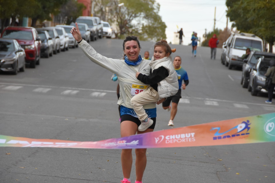 Florencia Tejero compartió con su hija la llegada a la meta. Quienes la desafiaron faltaron a la cita (Norman Evans/Jornada Medios).