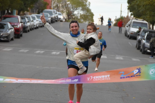Florencia Tejero compartió con su hija la llegada a la meta. Quienes la desafiaron faltaron a la cita (Norman Evans/Jornada Medios).