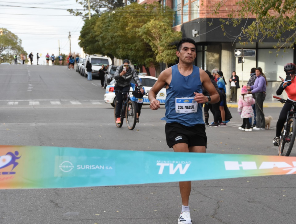 "Carlitos" Colinecul llega a la meta segundo. Un año en ascenso para el joven de Gualjaina (Norman Evans/Jornada Medios).