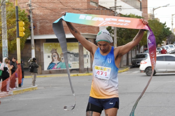 José Luis Mamani arriba segundo en los 5K (Norman Evans/Jornada Medios).