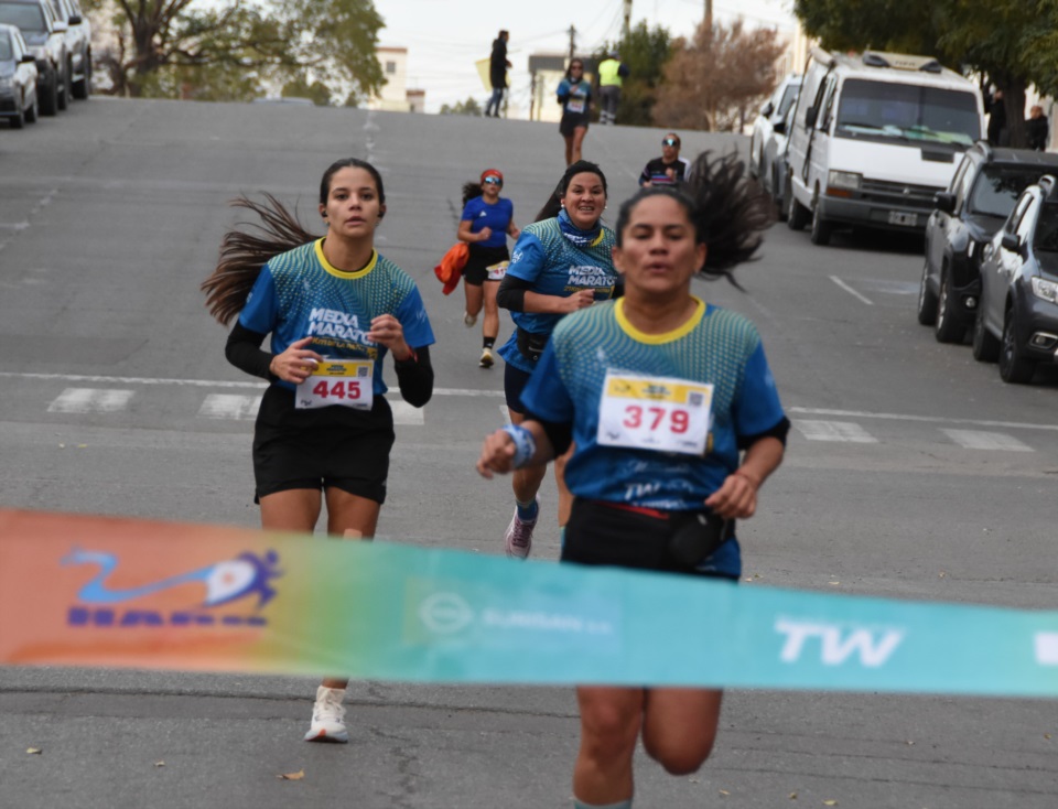 Yoana Recalde y Victoria Santana y el esfuerzo para completar los 5K en el centro de Trelew (Norman Evans/Jornada Medios).