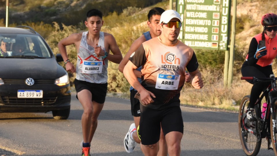 Arbe, Colinecul y Álvarez a punto de dejar Gaiman y meterse en la Ruta, en los primeros 4,5 kilómetros de recorrido (Norman Evans/Jornada Medios).