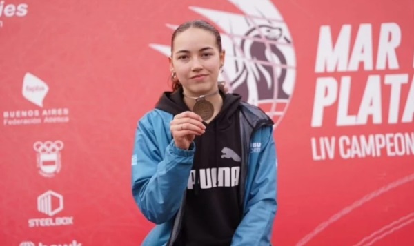 Olivia orgullosa con la medalla dorada de 200 metros llanos (CADA).