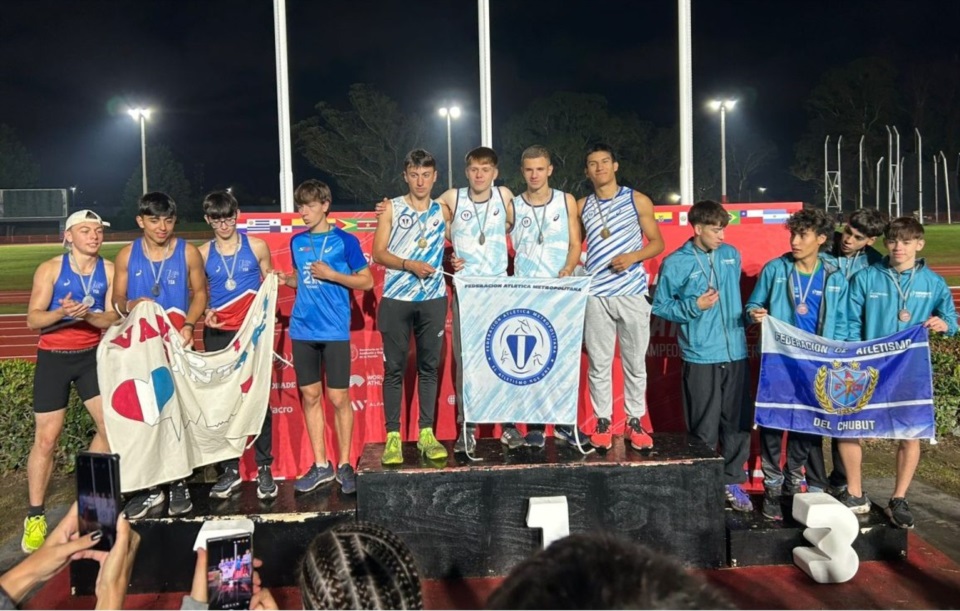 Los chicos de Chubut en el podio de 4x100 metros junto a Metropolitana y Santa Fe.