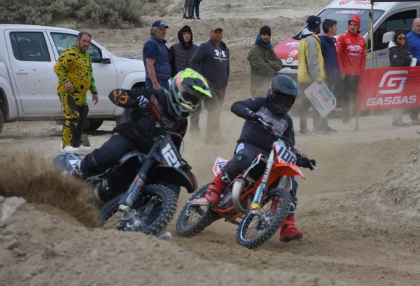 Tomás Ferreyra y el ganador de MX 65cc, Santino Perales en una lucha sin cuartel (Norman Evans/Jornada Medios).