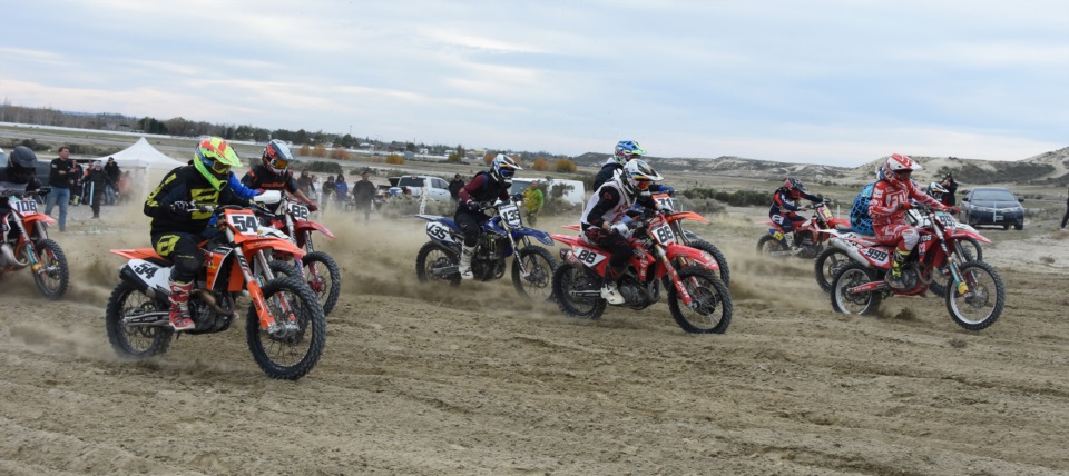 La largada de la final de MX 1 y 2 con Montenegro, Vega y Beraza en la delantera (Norman Evans/Jornada Medios).