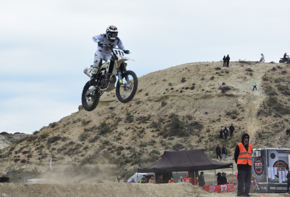 Nicolás Fuentes surca las alturas en la final de la MX 1 (Norman Evans/Jornada Medios).